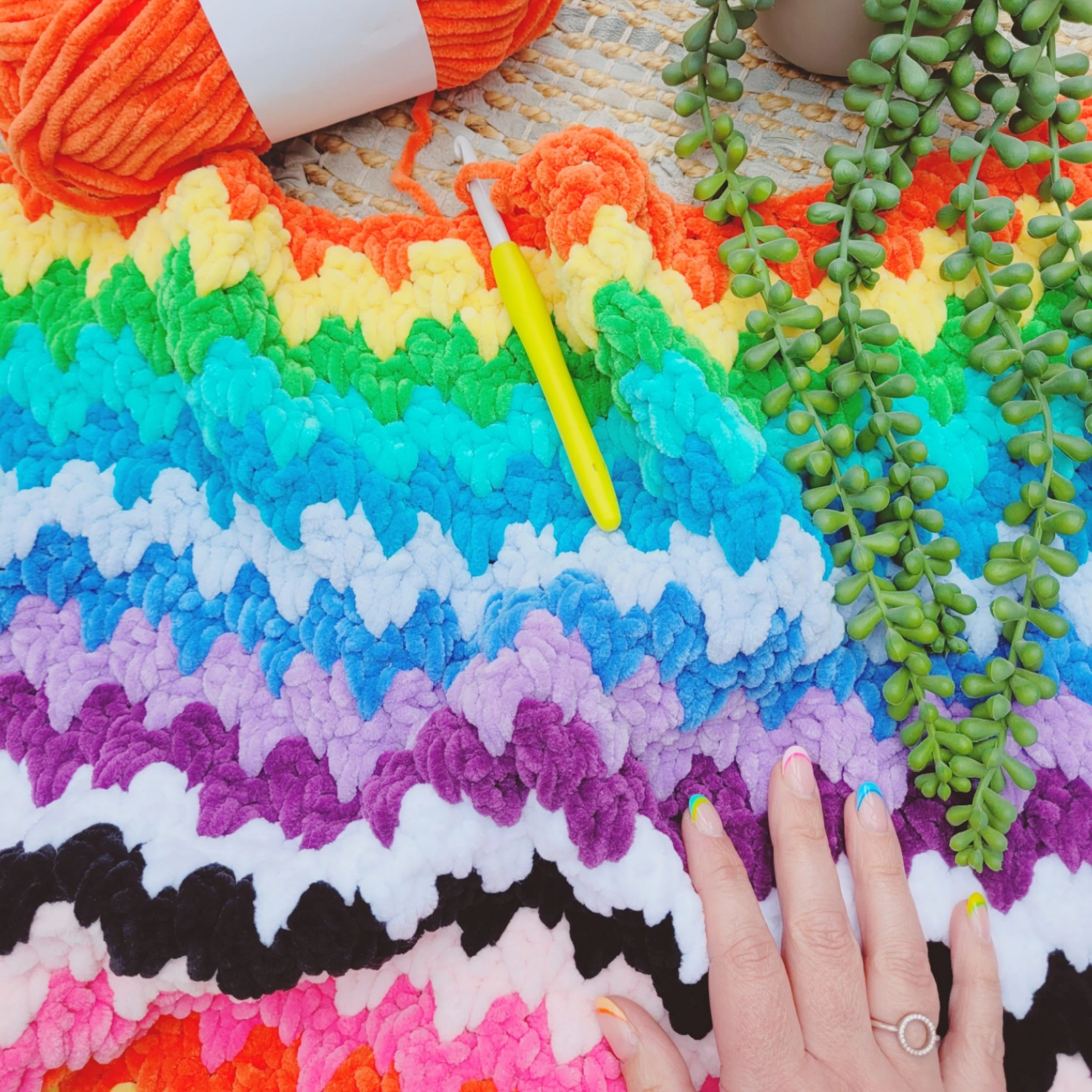 The Rainbow Cuddle Blanket - Teppe - Image 3