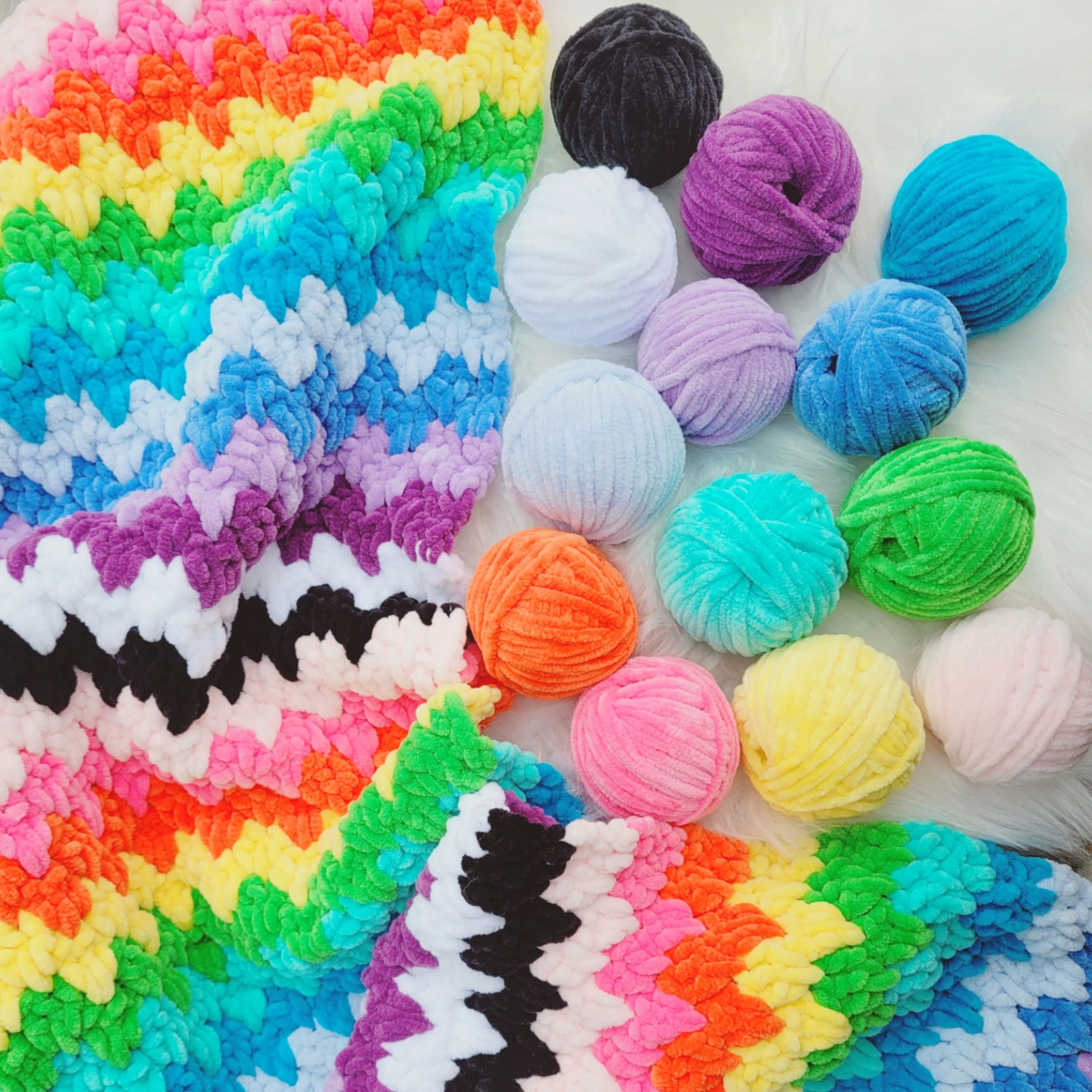The Rainbow Cuddle Blanket - Teppe - Image 4
