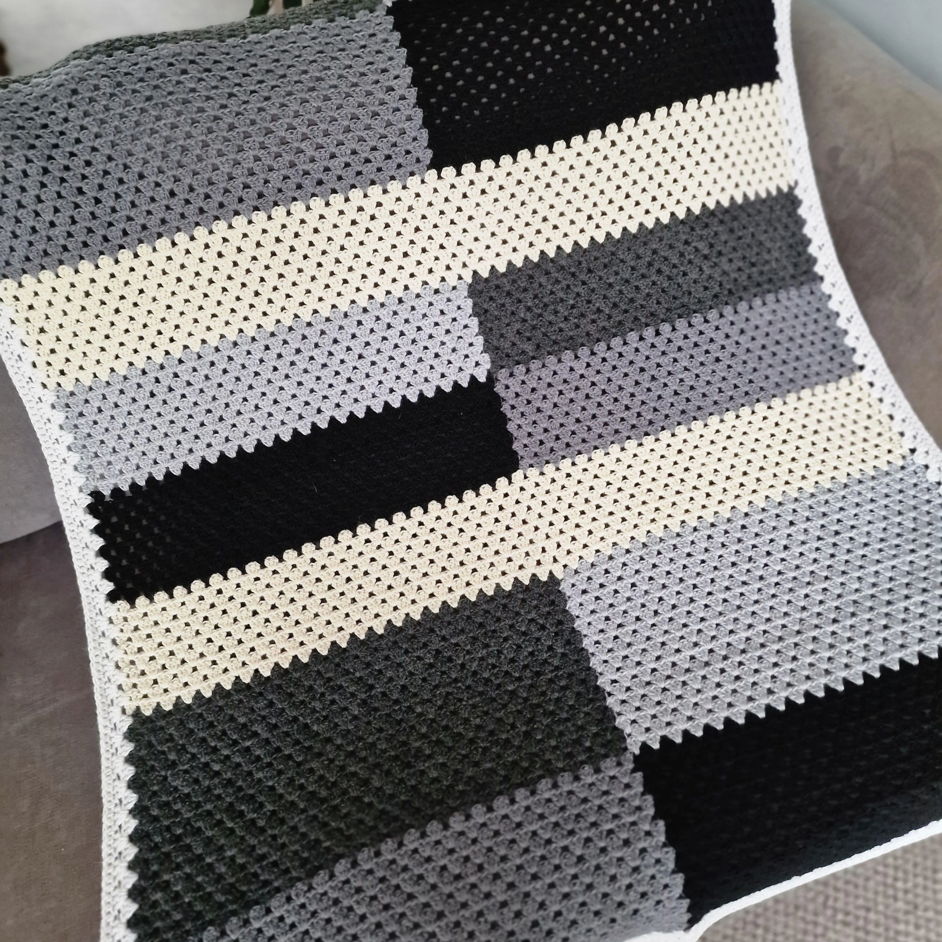 Granny’s on the block - Blanket - Image 3