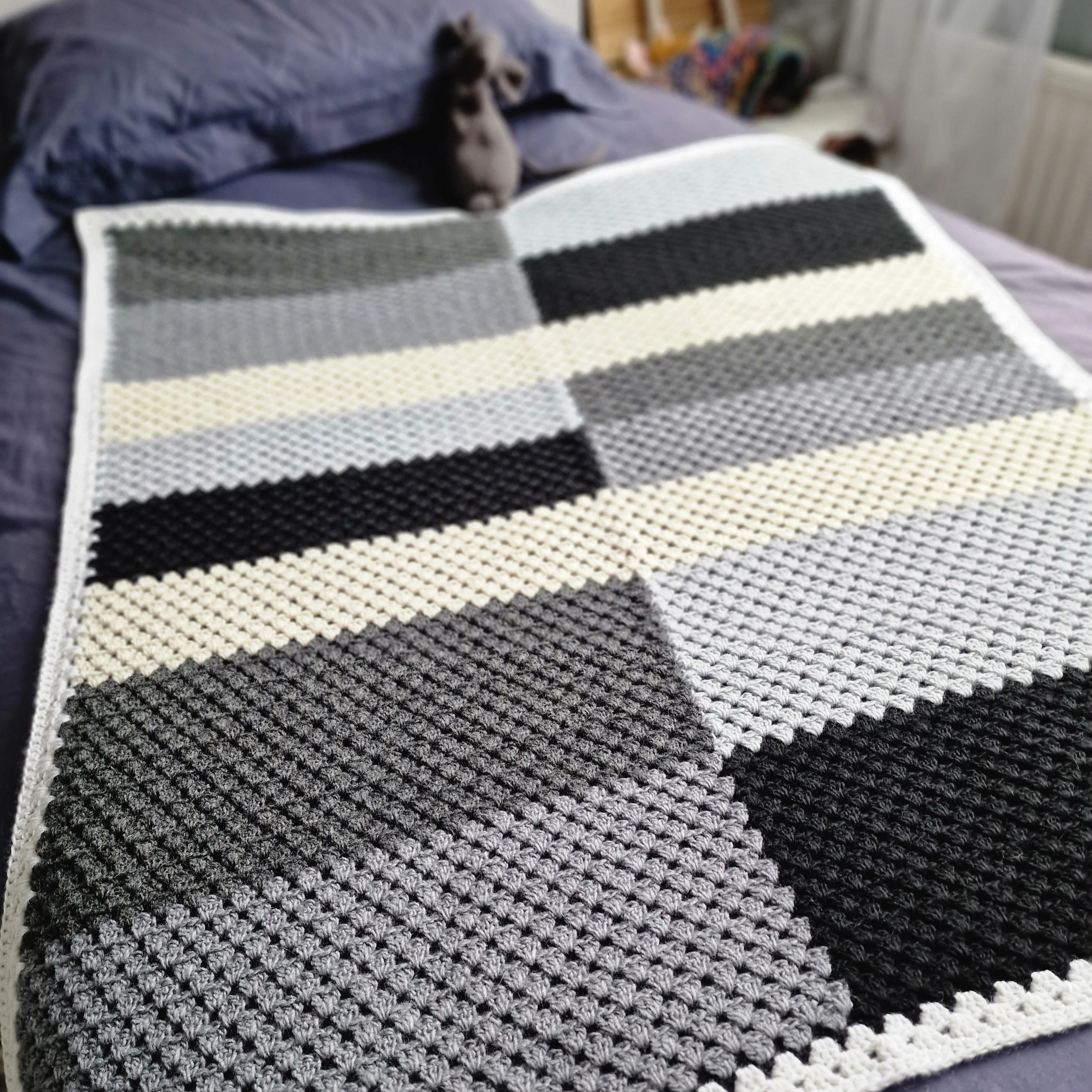 Granny’s on the block - Blanket - Image 7