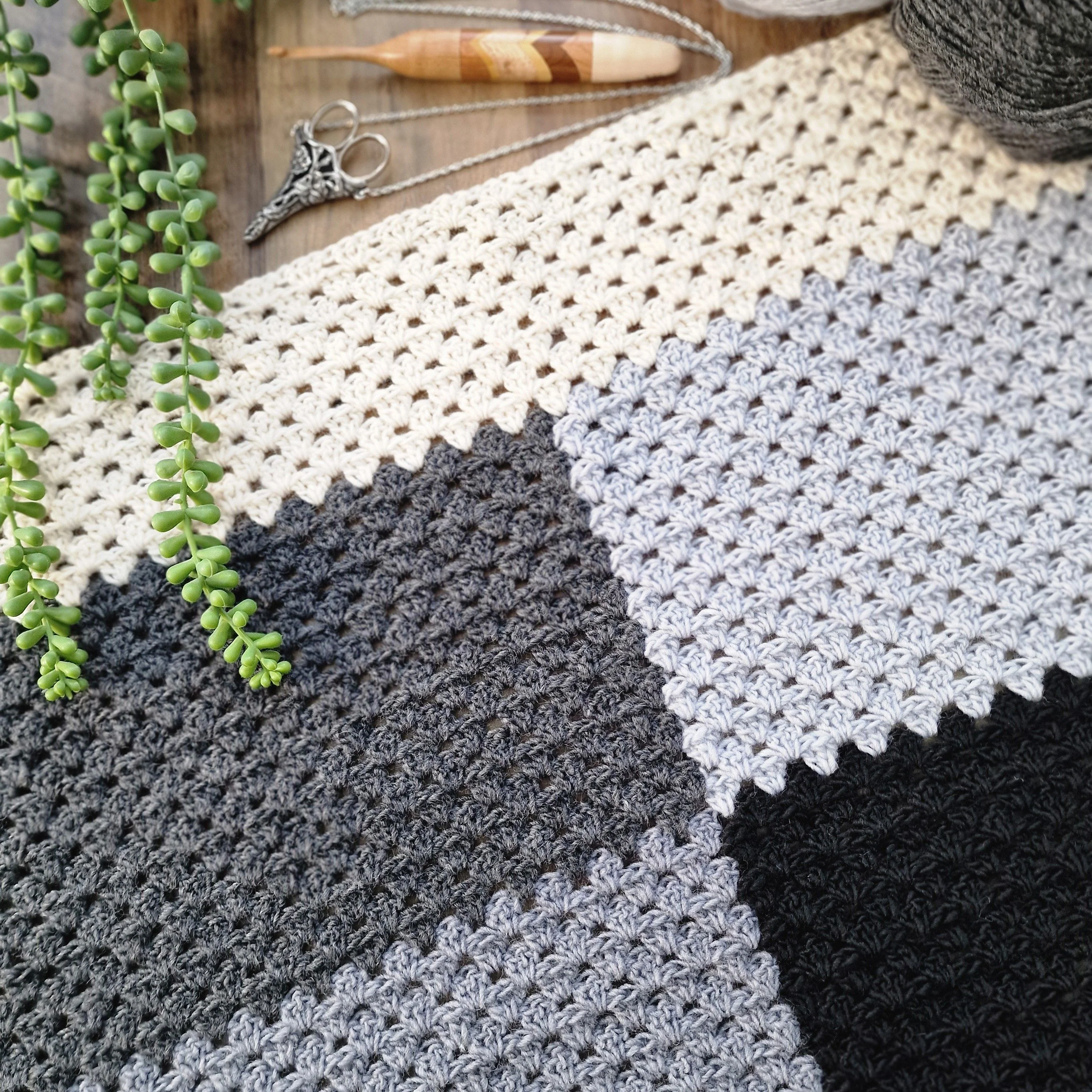 Granny’s on the block - Blanket - Image 9